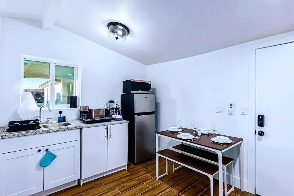 Phoenix Retreat - Studio With King Bed - 10 Min From Airp - Unit C